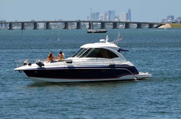 Obraz premium Upscale Cabin Cruiser idling on the Florida Intra-Coastal Waterway