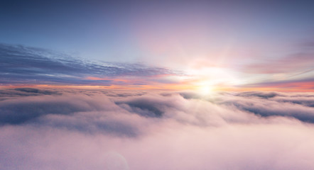 Zonsonderganghemel met prachtige wolken vanuit het vliegtuigraam