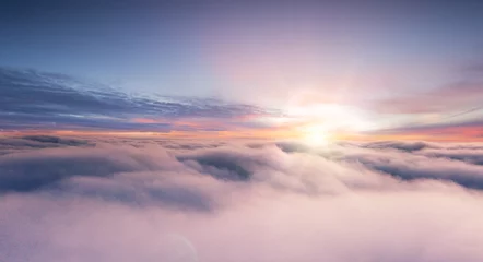Vlies Fototapete Candy Pink Sonnenuntergangshimmel mit schönen Wolken aus dem Flugzeugfenster