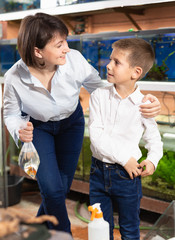 Obraz premium Boy with mother choosing fish