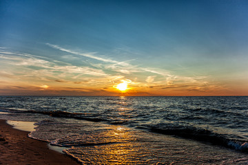 Fototapeta Zachód słońca nad Bałtykiem, plaża Sarbinowo, Polska obraz