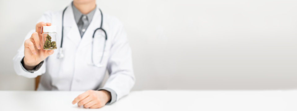 Arzt verschreibt medizinisches CBD Cannabis und Hanf als Medikament	