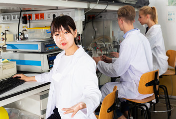 Obraz premium intelligent Chinese girl student working with her coursemates