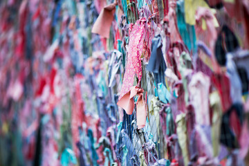 Obraz premium multicolor cloth scraps hanging on fence