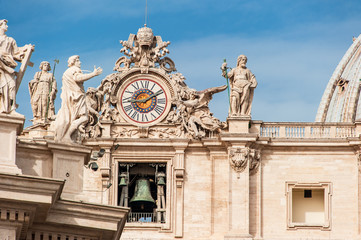 Fototapeta na wymiar Rom - Petersplatz mit Petersdom der Hauptkirche der Katholischen Christenheit, schon am frühen Morgen bilden sich lange schlangen um in den Petersdom oder die Domkuppel zu gelangen.