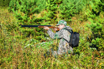 Obraz premium Hunter at the ready for shooting