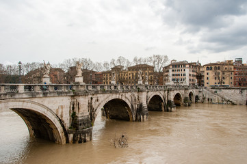 Rom- Brücke über den Tiber, der Fluß führt Hochwasser nach einem Unwetter