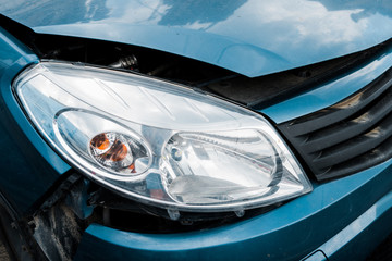 Obraz premium selective focus of headlight in damaged vehicle after car accident