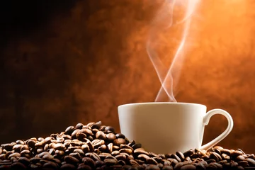 Foto op Plexiglas Kop warme koffie met koffiebonen © Leo Lintang
