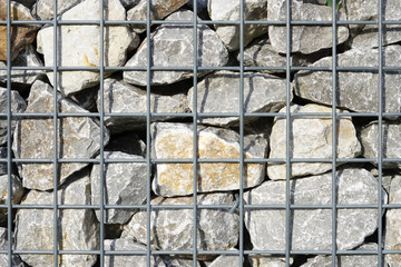 Steine hinter Gitter