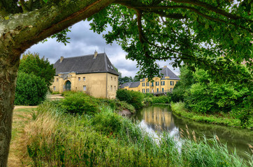 Parkanlage und Gebäude an einer Burg in Krefeld
