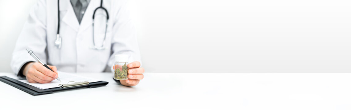 Arzt verschreibt medizinisches CBD Cannabis und Hanf als Medikament	mit wei&szlig;em Hintergrund