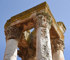 Säulenkaptelle im umayyadischen Anjar vor blauem Himmel