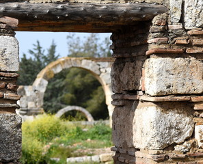 Verschiedene Torbögen in der Ruinenstadt Anjar