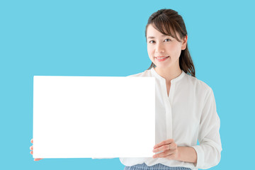 メッセージボードを見せる女性