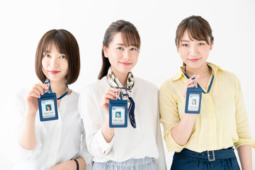 社員証を見せる女性