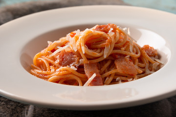 Spaghetti con salsa di pomodoro e guanciale