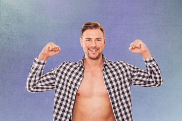 Jubelnder Mann, der einen persönlichen Erfolg lacht und  mit beiden Fäusten in der Luft, in einer frontalen Ansicht des Oberkörpers