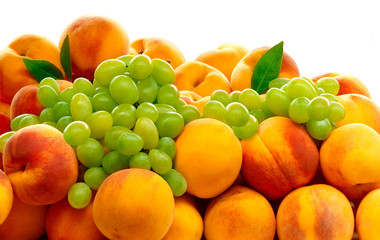 Frutas maduras aisladas sobre fondo blanco ,melocotones y uvas. Ripe fruits isolated on white background ,peaches and grapes.