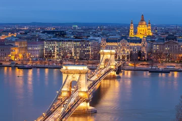 Gordijnen De Kettingbrug in Boedapest in de avond. Nacht skyline van de stad. Bezienswaardigheden in Hongarije. © Nickolay Khoroshkov