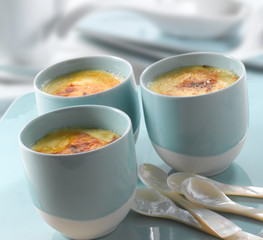 Tazas con cremas catalanas y caramelo