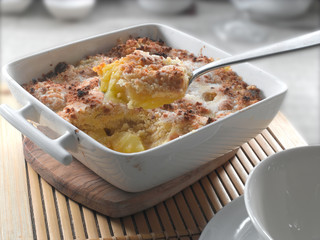 Patatas gratinadas con bechamel. Gratin potatoes with bechamel sauce.