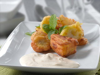 Merluza rebozada con vinagreta. Breaded hake with vinaigrette.