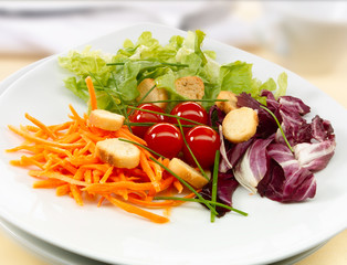 ensalada fresca de lechuga, zanahoria y tomate, comida sana