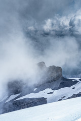 Fototapeta na wymiar schweizer Alpen im Nebel und Wolkenmeer