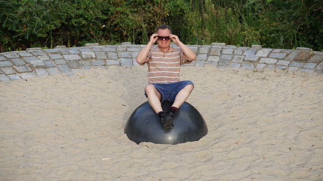 Ein mann auf einer halben Kugel