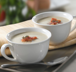 vichyssoise en taza de pocelana con picatostes. vichyssoise in porcelain cup with croutons