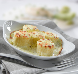 Pastel en de puerros con queso y salsa bechamel 