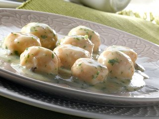 Gambas en salsa con perejil. Prawns in sauce with parsley.