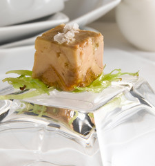 Pastel de atún con lechuga. Tuna cake with lettuce.