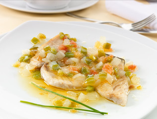 Lenguado con verduras. Sole with vegetables.