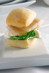 Tapas y aperitivos,  mini sándwich de pollo  empanado y lechuga. Tapas and appetizers, mini sandwich with breaded chicken and lettuce.