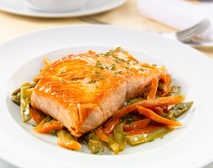 Salmón a la plancha con verduras, vista cenital. Grilled salmon with vegetables, overhead view.