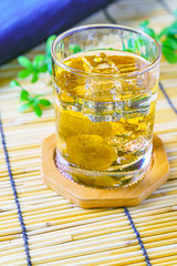 梅の実が入った梅酒