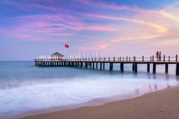 Fototapeta premium Piękne krajobrazy plaży na Riwierze Tureckiej o zachodzie słońca, Side