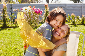 Sohn schenkt seiner Mutter einen Blumenstrauß