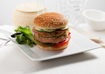 Hamburguesa tradicional  con ensalada. Traditional hamburger with salad.
