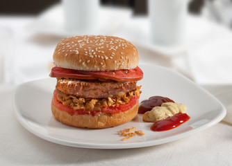 Hamburguesa  de pollo con cebolla y con tomate. Chicken burger with onion and tomato.
