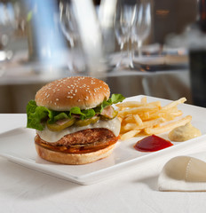 Hamburguesa   Con queso y pepinillos . Burger with cheese and pickles.