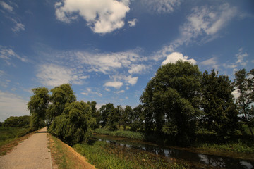 Fototapeta na wymiar Radweg am Bützow-Güstrow-Kanal