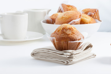 Desayuno magdalenas caseras con cafe con leche. Breakfast homemade muffins with coffee with milk.