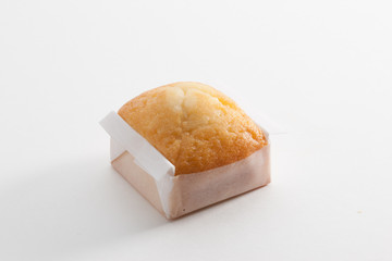 Magdalena casera sobre fondo blanco. Homemade cupcake on white background..