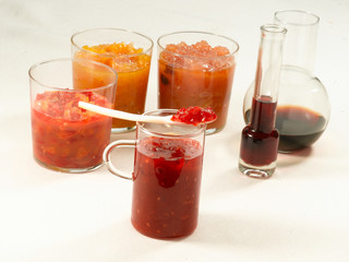Bebidas con frutas en vaso ancho de cristal. Fruit drinks in a wide glass glass.