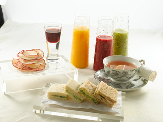 tapas y aperitivos, sándwich, gazpacho y fruta