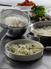 arroz blanco con perejil, y arroz blanco en colador. White  rice with parsley, and white rice in colander