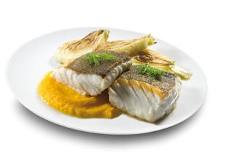 Bacalao con alcachofas y crema de marisco. Cod with artichokes and seafood cream.